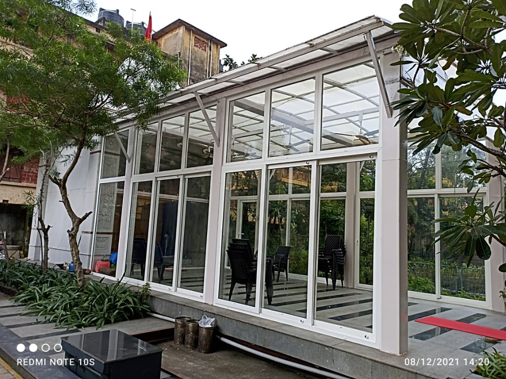 Aluminium-framed glasshouse with full-height windows